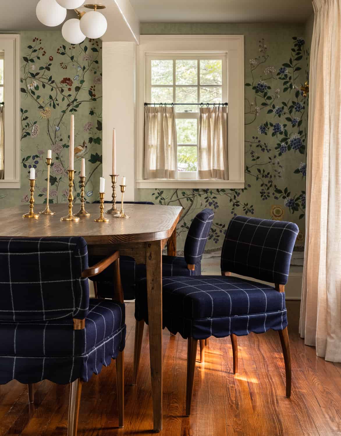 Heidi-Caillier-Design-Hudson-Valley-house-dining-room-old-beams